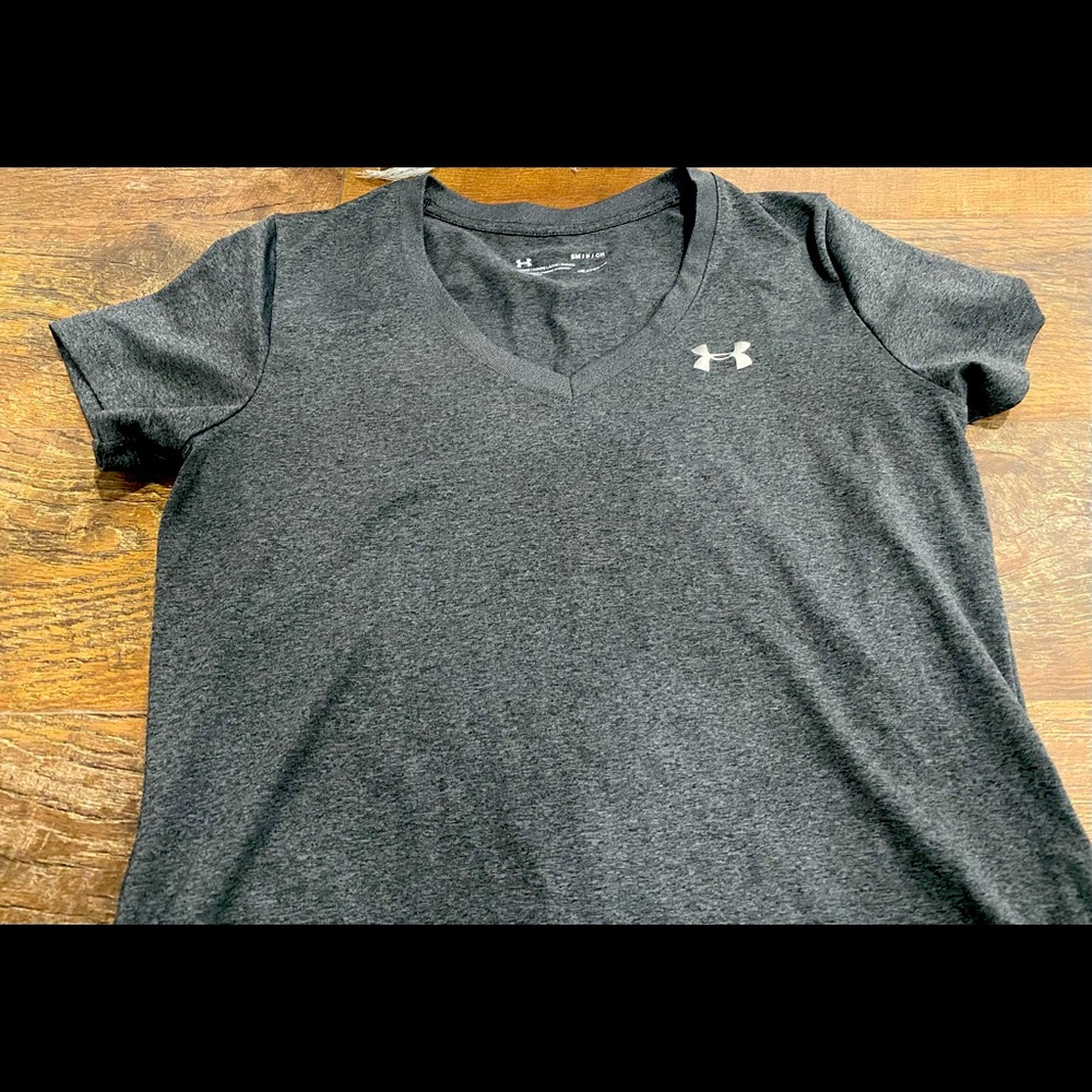 Women’s V-neck under armor top size small
